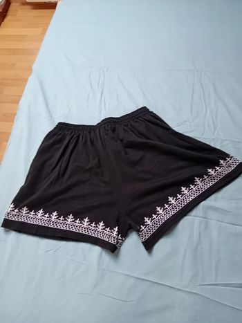 short noir avec castus blanc