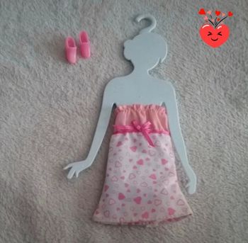 Robe, chaussures et cintre de Barbie 🌸