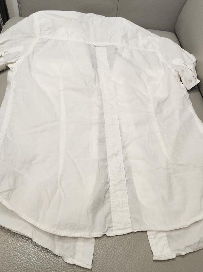 Chemise chic, manches courtes.