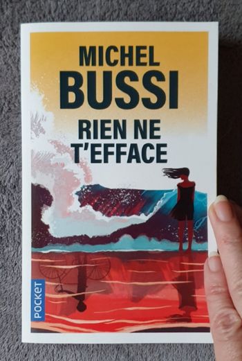 Roman Thriller psychologique à suspense, format poche "Rien ne t'efface" / M. Bussi aux Éd. Pocket