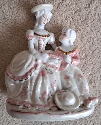 🗿 Statuette en céramique ou faïence - femme et enfant