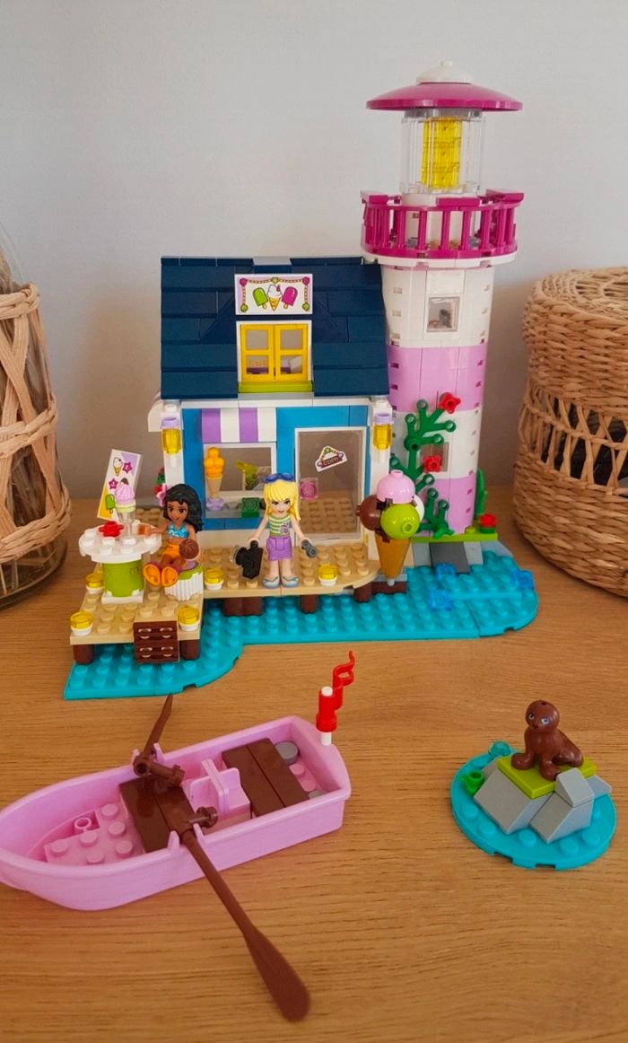 Lego friends
Le phare d'heartlake city
Excellent état 
Complet

De nombreux lego dans mon dressing - photo numéro 3