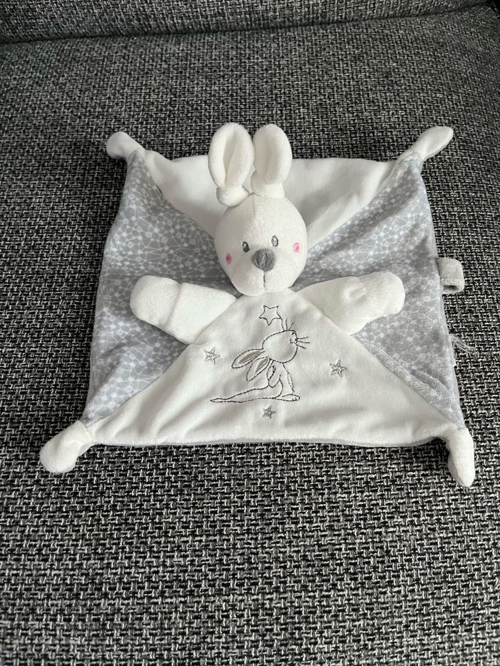 Doudou lapin blanc et gris