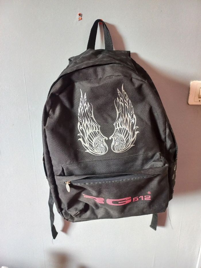 Sac à dos noir avec ailes brillante
