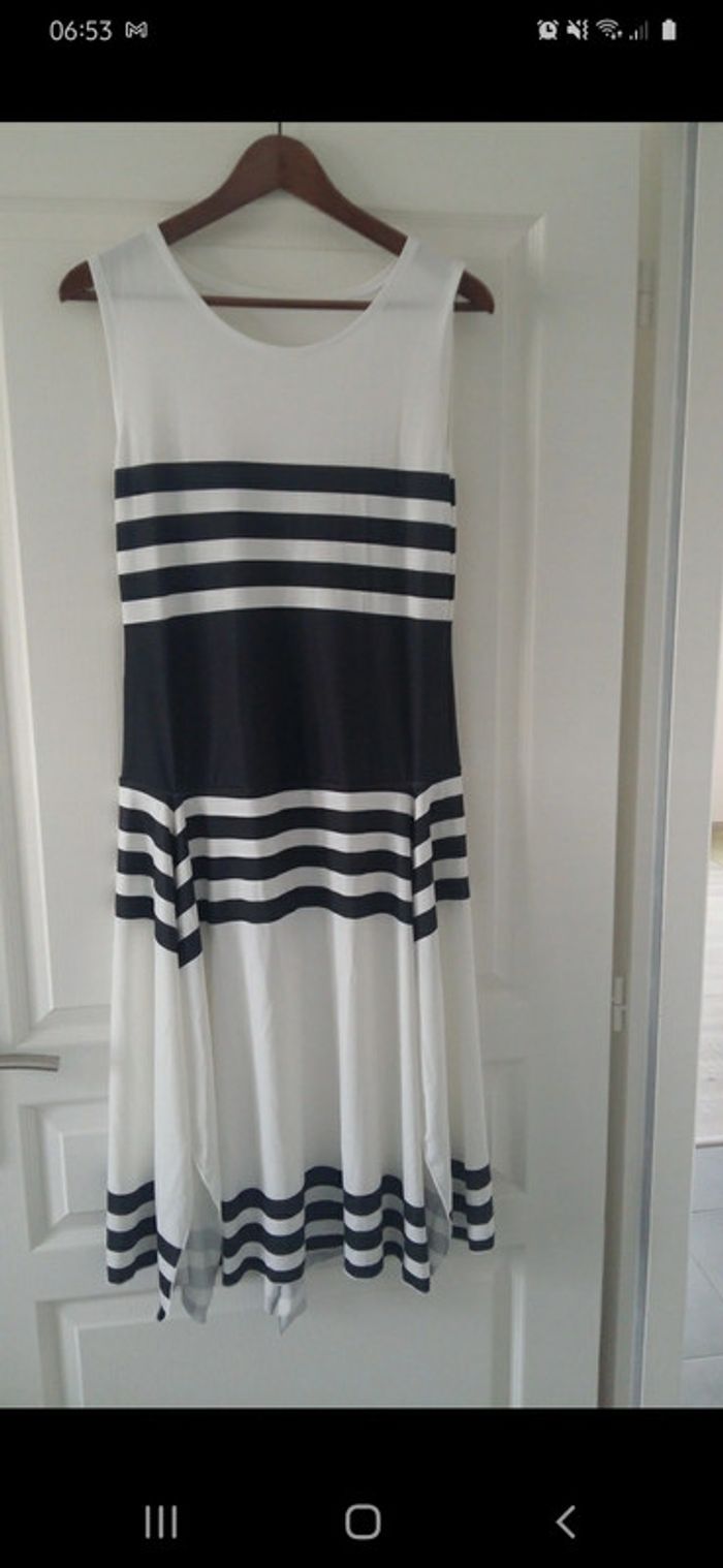 Robe noire et blanche L