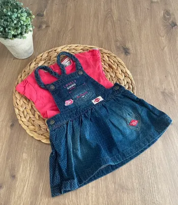 Robe en jeans et t-shirt