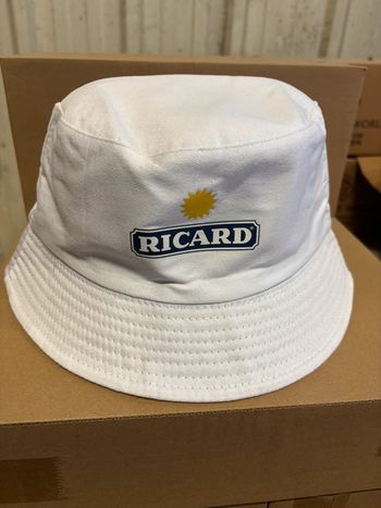 Bob blanc Ricard – L’accessoire frais de l’été !