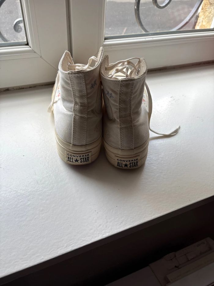 Converse beige avec quelque motifs fleurs - photo numéro 2