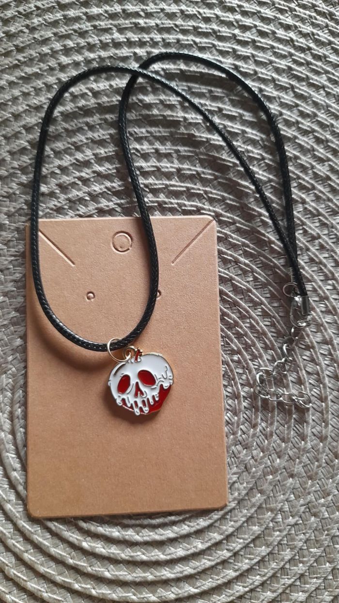 🍎 Pendentif Pomme Rouge Crâne – Style Gothique 🍎