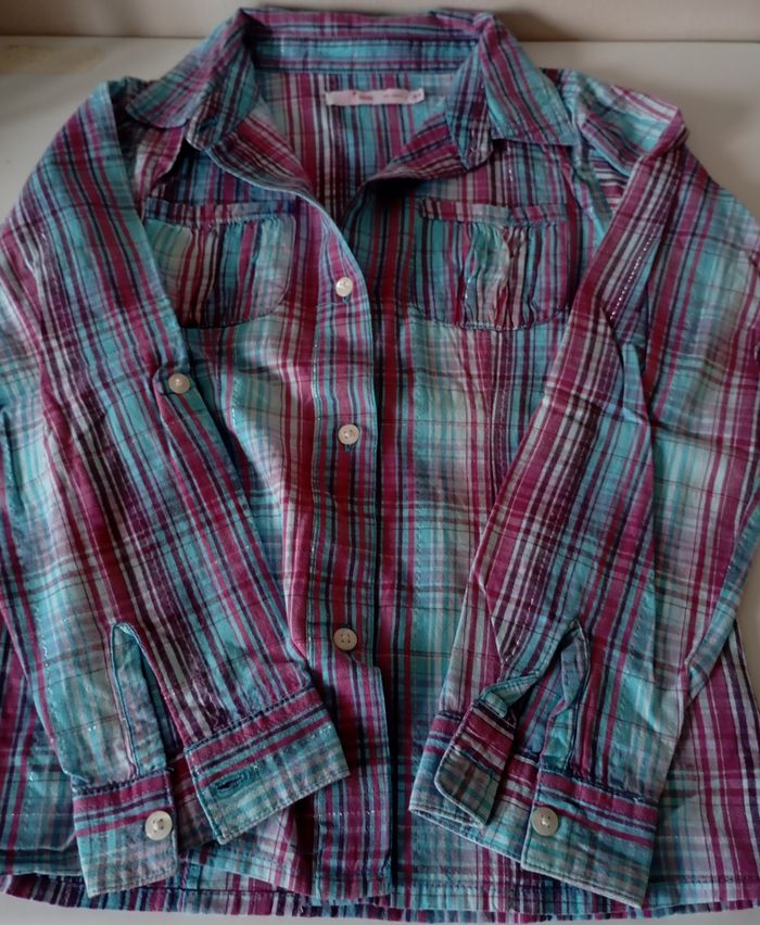 Chemise rayée multicolore. 8 ans . Manches longues ,col et 2 poches . Coton . Très bon état. - photo numéro 6