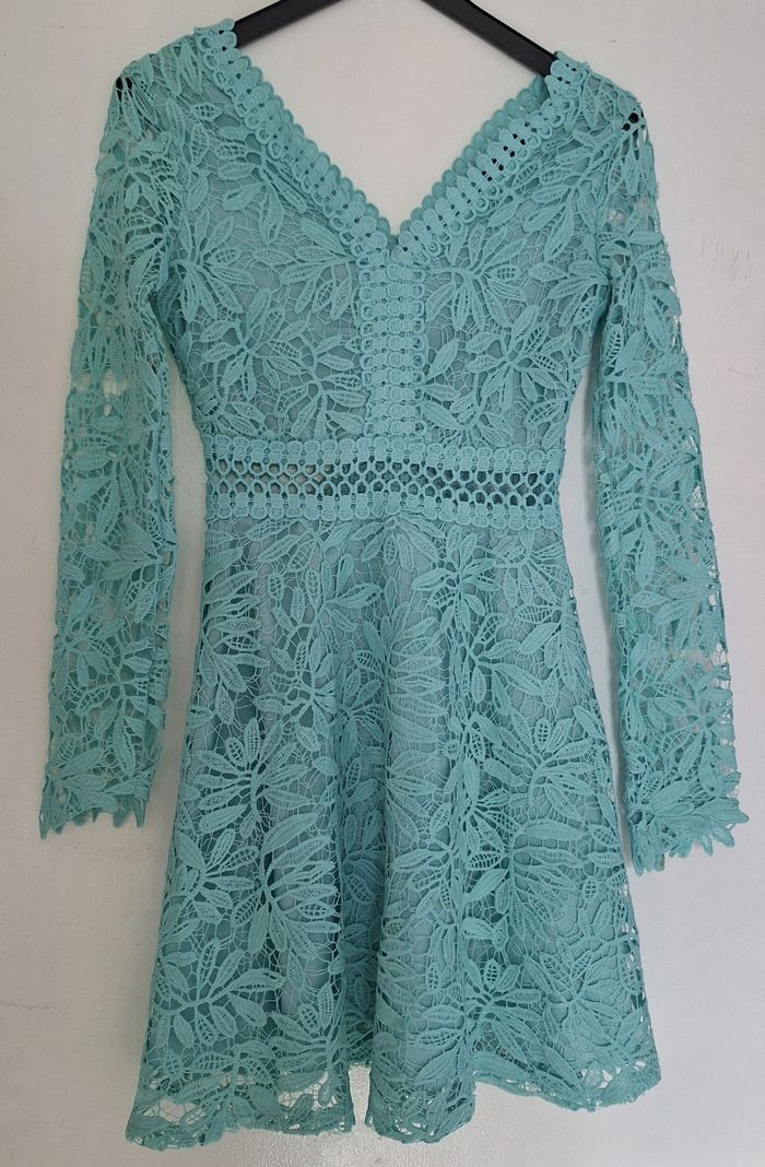 Magnifique robe turquoise toute en dentelle