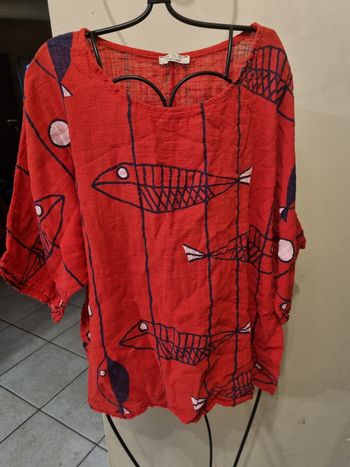 Blouse rouge avec poissons