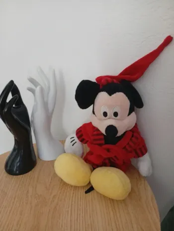 Peluche mickey en peignoir rouge hiver doudou disney