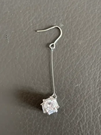 1 bouche d’oreille pendante avec cube et strass