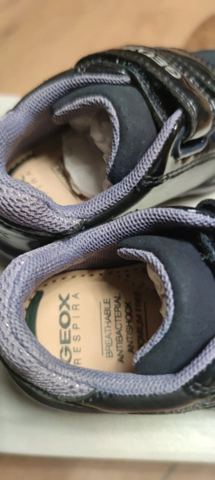 Superbe baskets bébé fille brillante violet bleu marine T20 neuf - photo numéro 2