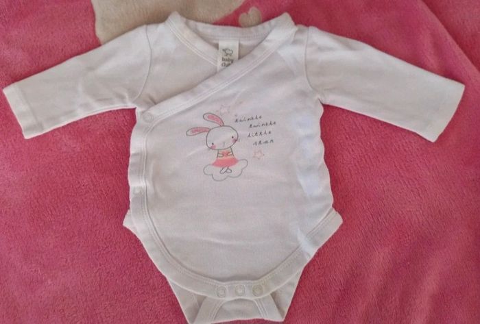 Lot de 2 bodies Baby club taille 1 mois en très bon état - photo numéro 2