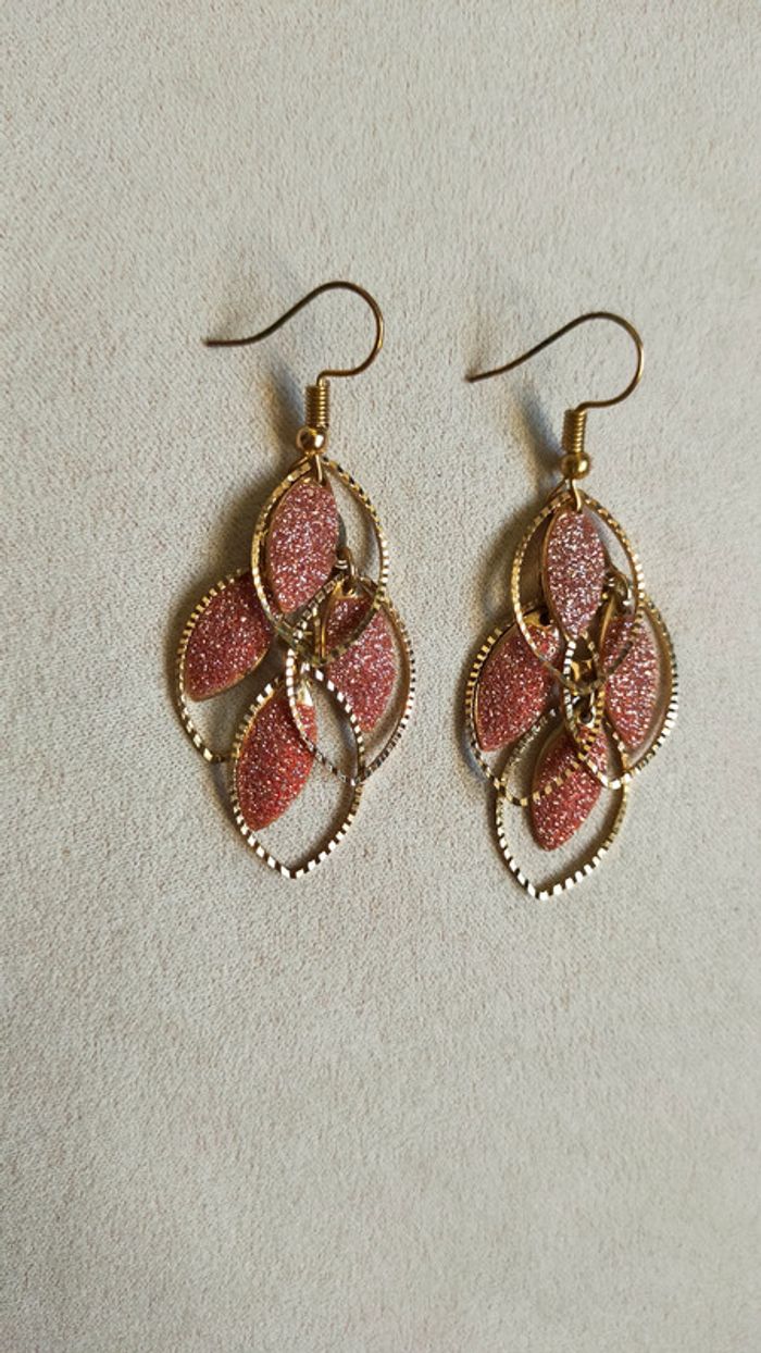 Boucles d’oreilles dorées pendantes avec paillettes rose gold - photo numéro 4