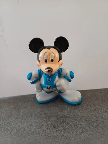 Figurine mickey mouse astronaute