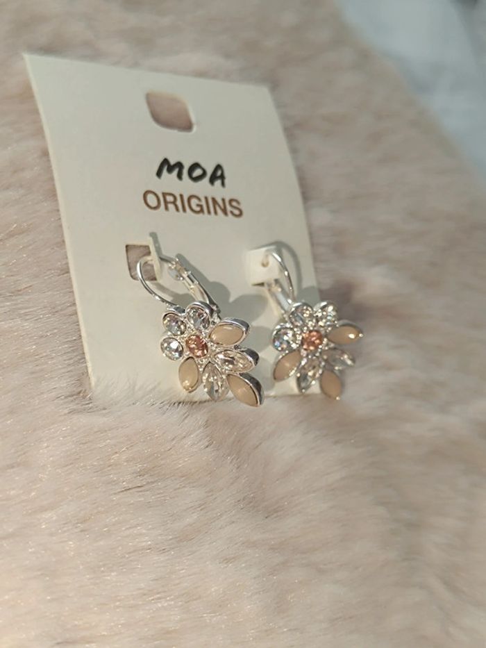 Boucle d'oreille dormeuse fleur-Argenté🩷Moa