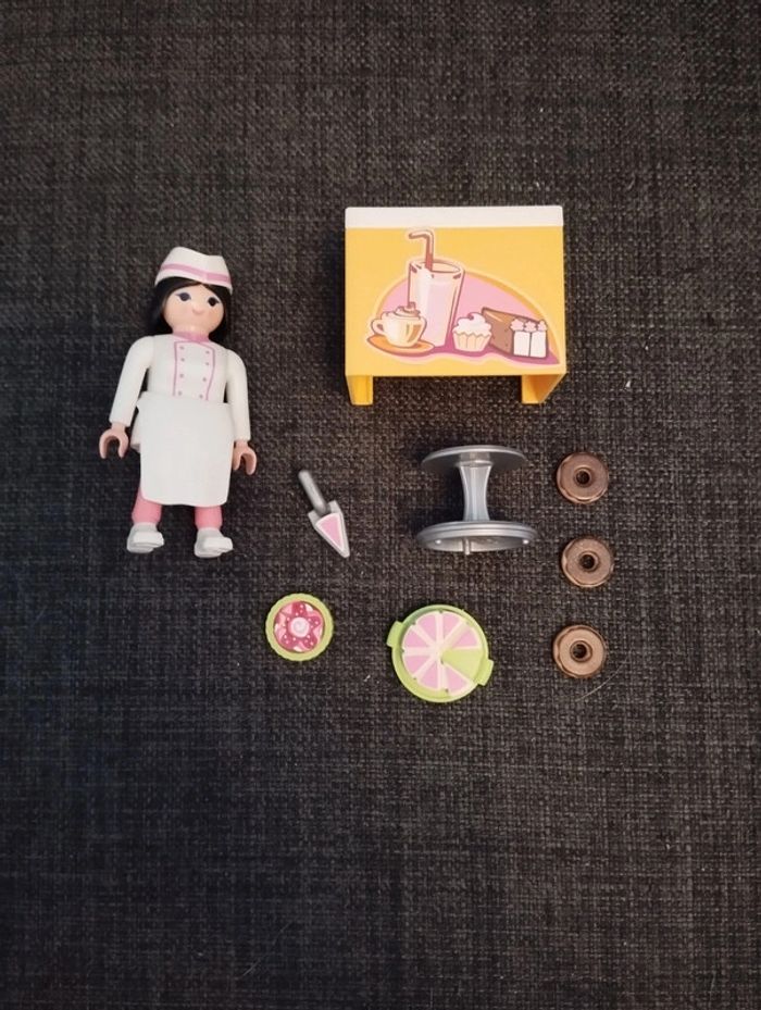 Vendeuse gâteau - photo numéro 2