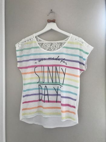 Tee shirt blanc et rayures multicolor avec dentelle