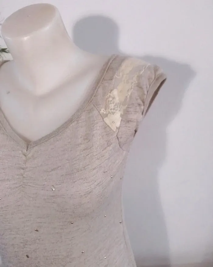 Haut manche dentelle et strass dorés sur le devant S/M - photo numéro 4
