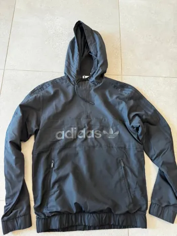 Haut noir adidas, taille S, très bon état