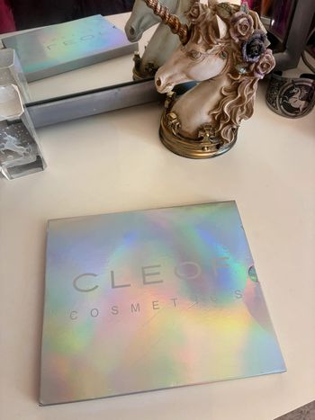 Palette 32 fards et paillettes, Cleof Cosmetics.