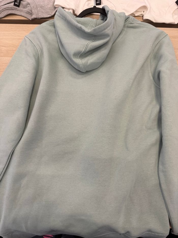 Sweat shirt vert a capuche avec dessin combi - photo numéro 2