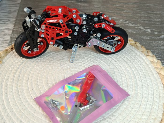 Ducati 🩸 Méccano - photo numéro 2