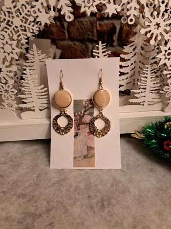 Boucles d'oreilles pendante beige doré