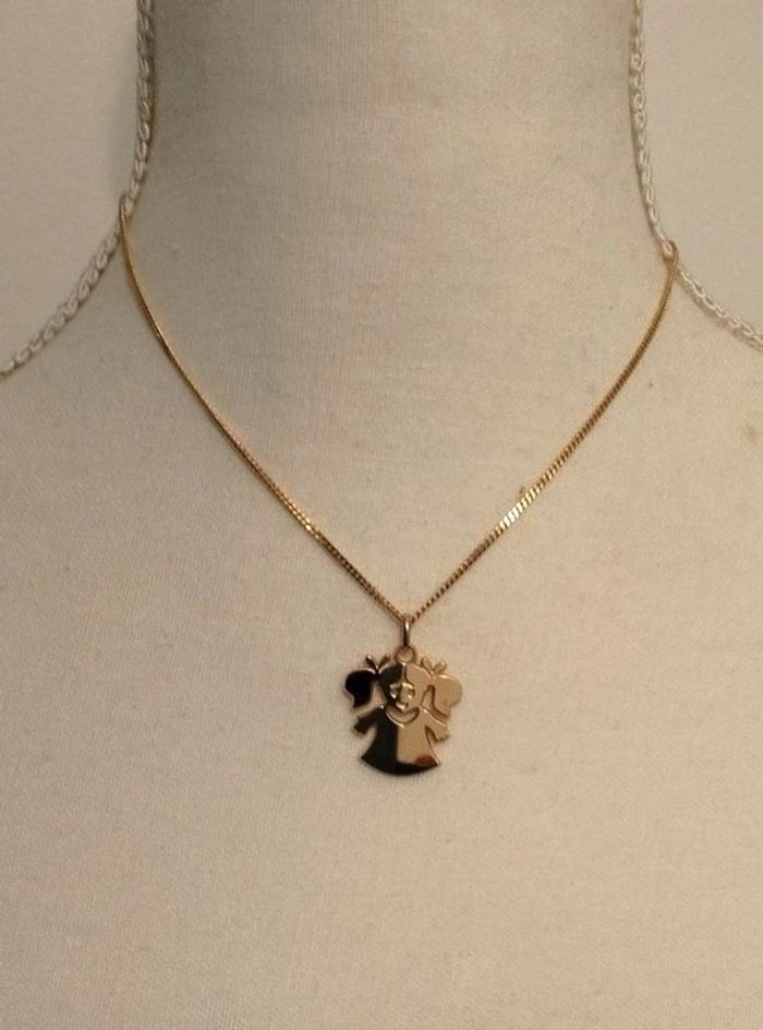 Chaine et pendentif fille à couettes doré