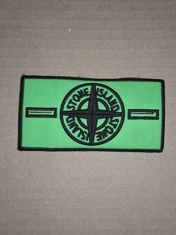 1 Thermo Patch Stone Island vert + 2 boutons