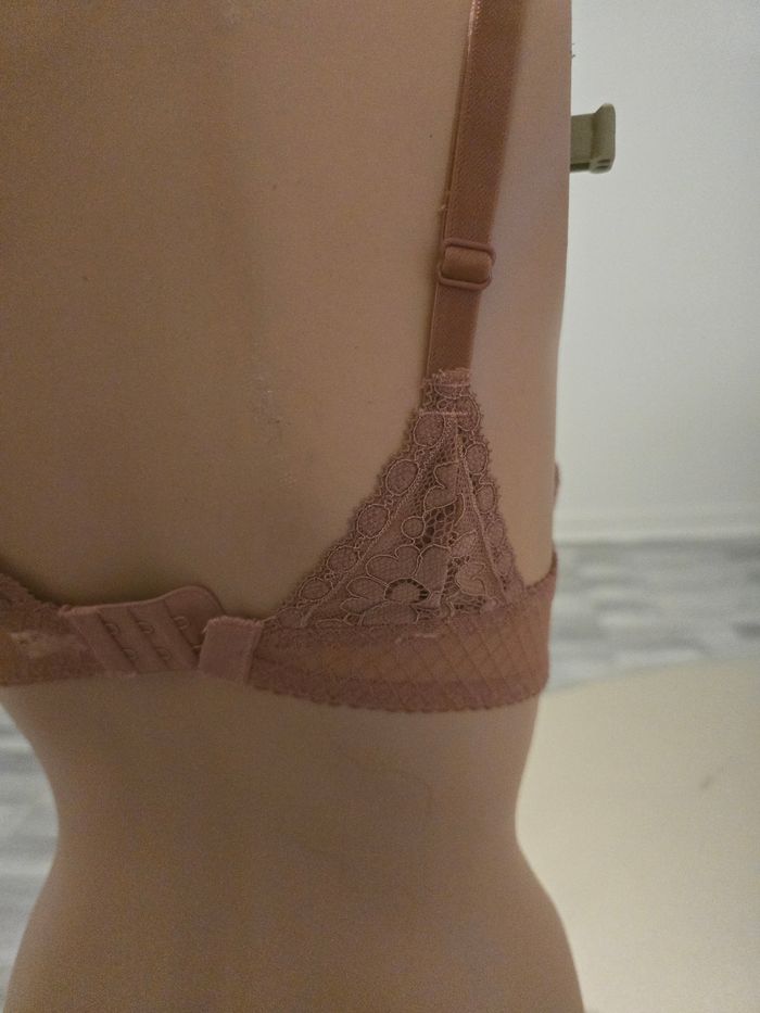 Soutien gorge neuf sans étiquettes - photo numéro 2