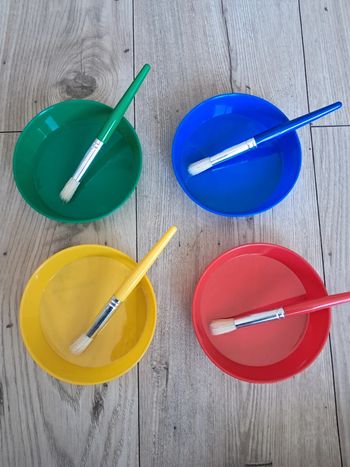 Kit activités sensorielles couleurs peinture avec les bols et pinceaux