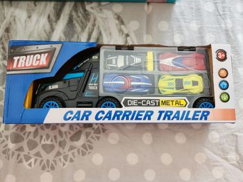 Camion avec voiture