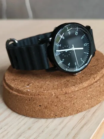 Montre noire, discrète, mixte, moderne