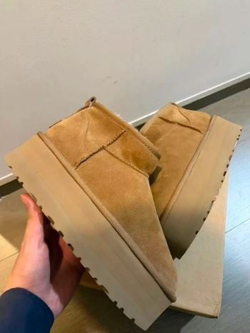 Bottes de neige UGG à talons hauts, pointure 39