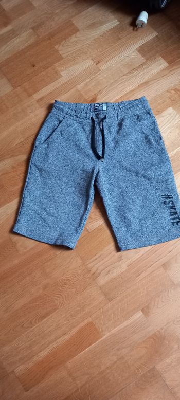 Lot de bermuda 12 ans Vends lot d e2 bermudas 12 ans