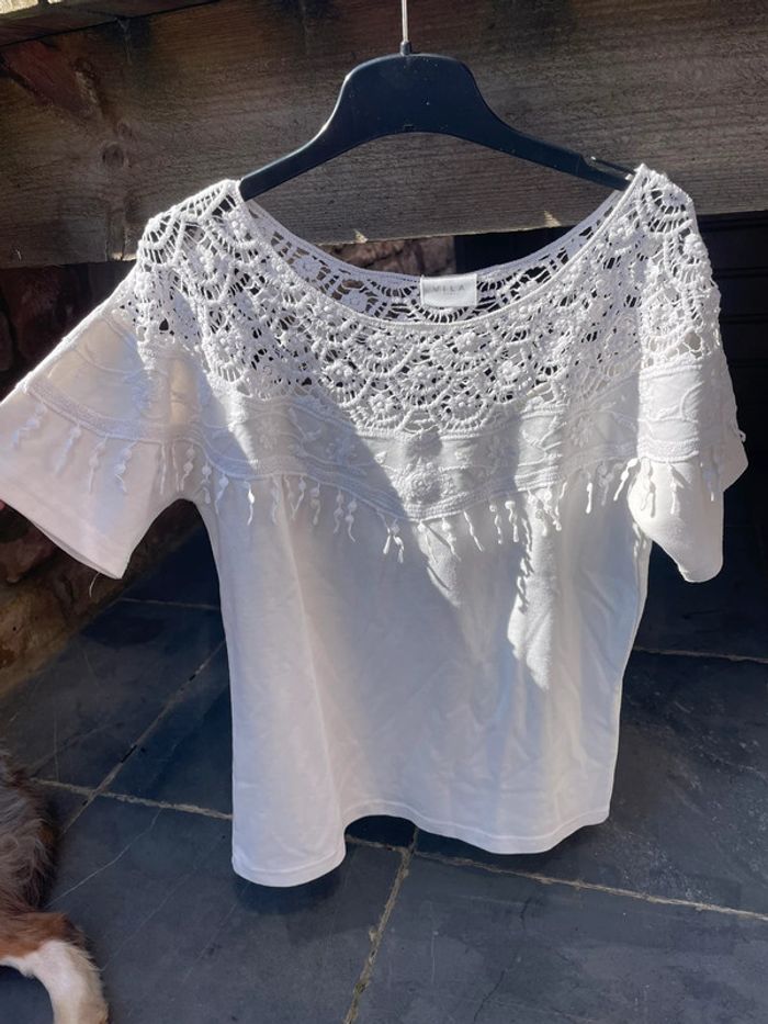 T-shirt blanc avec de la dentelle
