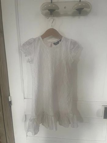 Robe dentelle, cinq ans