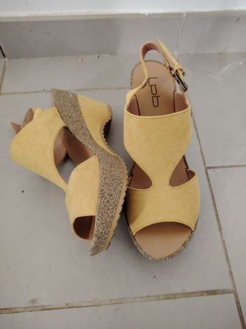 Sandale à talon les petites bombes pointure 37 jaune et liège 