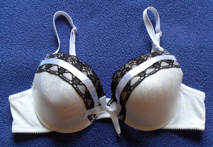 Soutien gorge push up. Blanc à dentelle noire. Splach. Taille 95 B