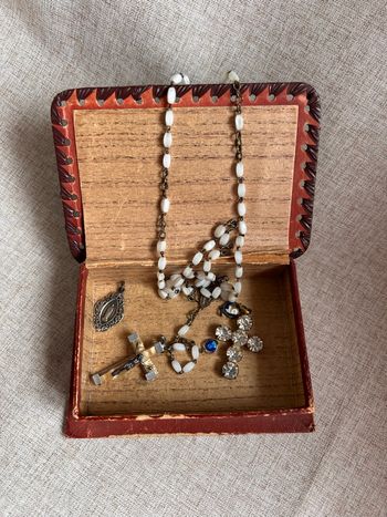 Ensemble de piété ancien : Chapelet nacre, croix strass et médailles de dévotion 