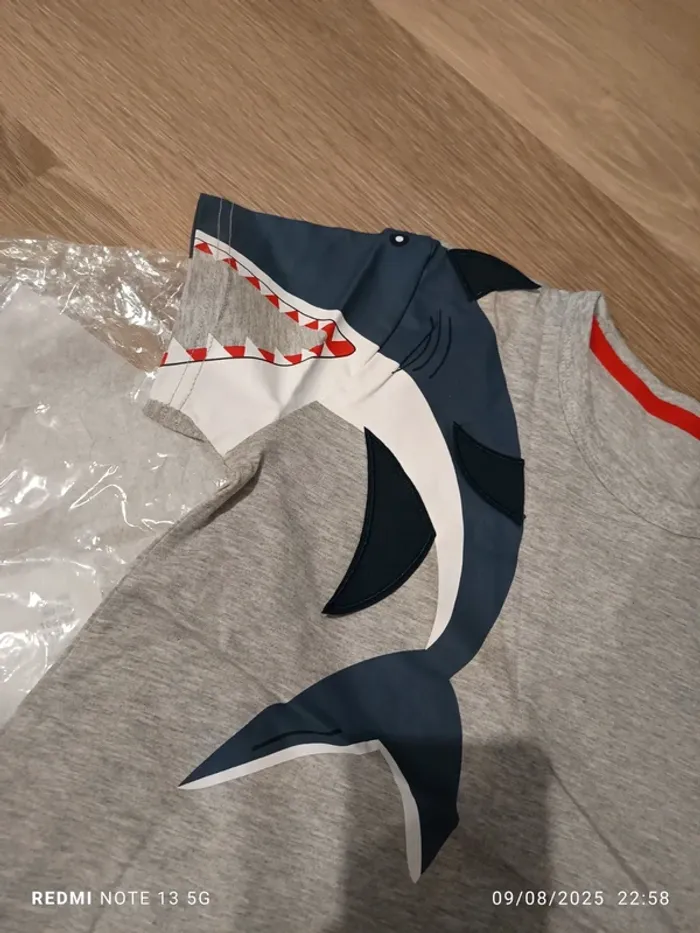 Magnifique tee shirt requin taille 10 ans - photo numéro 4