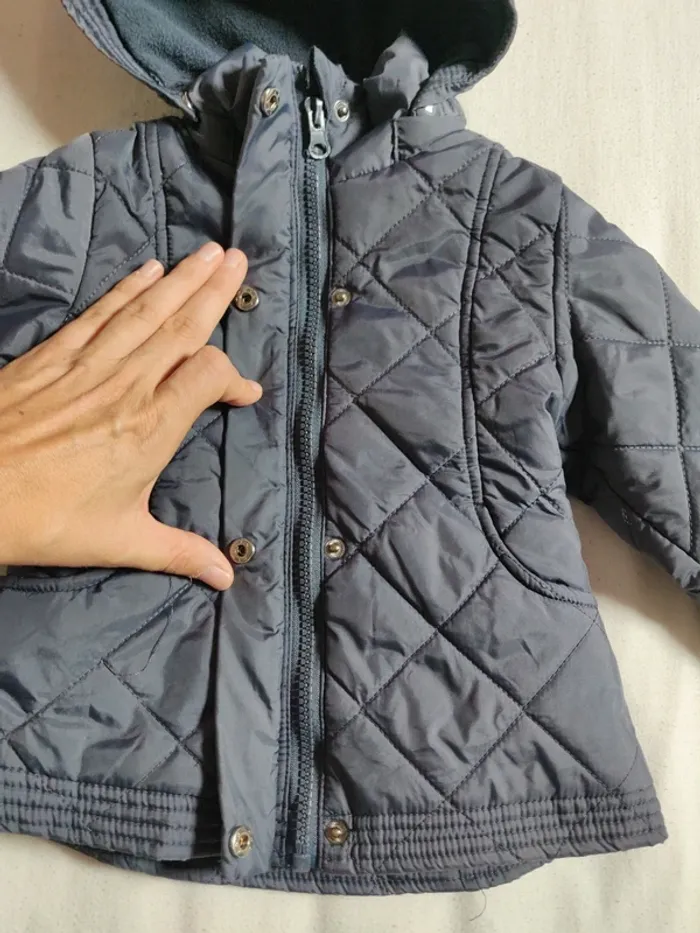 Veste matelassée Lefties Baby taille 9/12 mois bleu marine capuche détachable intérieur polaire - photo numéro 2
