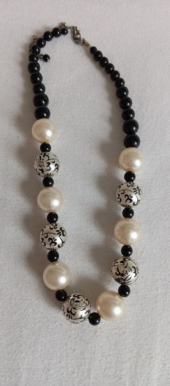 Collier de grosses perles avec boucles d'oreilles assorties