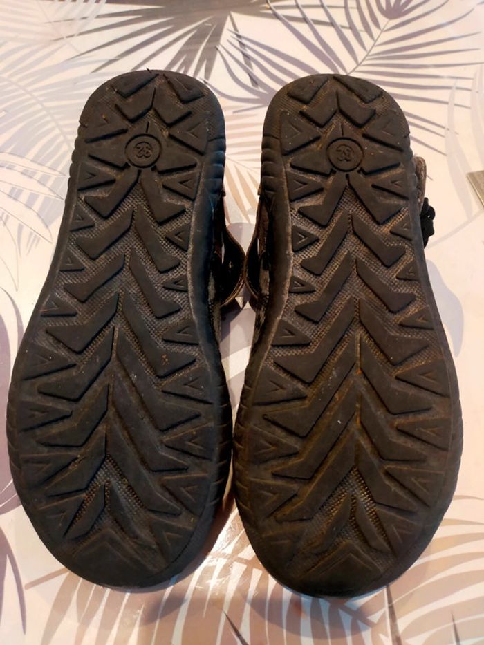 Ballerines en cuir fille T 32 lanières a velcro. - photo numéro 9