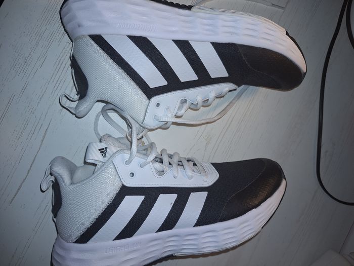 Une paire de basket adidas noir et blanc