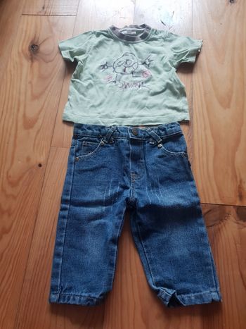 Ensemble tee shirt et pantalon.